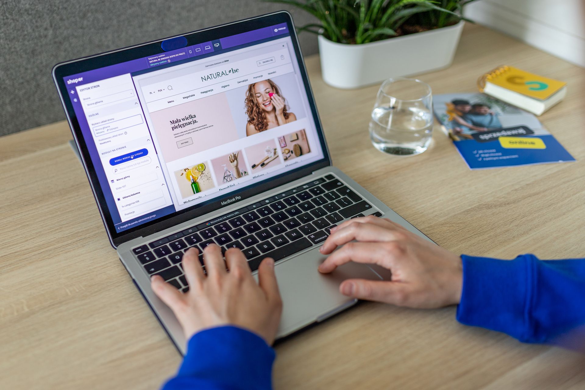 E-commerce aberto na tela de um laptop sobre mesa de madeira, com luz natural.